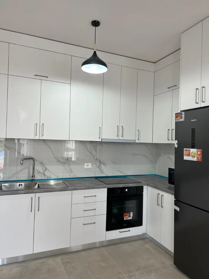 Tirane, jepet me qera apartament 1+1+Ballkon Kati 3, 75 m² 500 € 