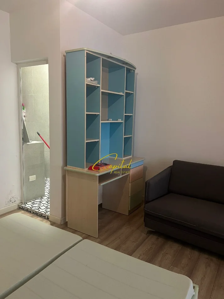 Tirane, jepet me qera apartament 1+1 Kati 1, 60 m² 500 € (RRUGA E BARRIKADAVE)