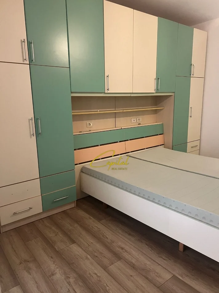 Tirane, jepet me qera apartament 1+1 Kati 1, 60 m² 500 € (RRUGA E BARRIKADAVE)