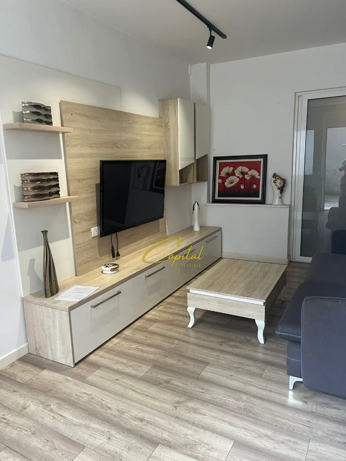 Tirane, jepet me qera apartament 1+1 Kati 1, 60 m² 500 € (RRUGA E BARRIKADAVE)