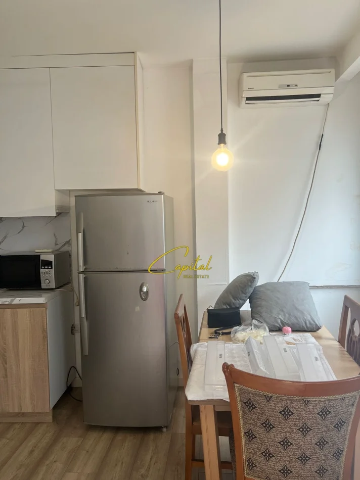Tirane, jepet me qera apartament 1+1 Kati 1, 60 m² 500 € (RRUGA E BARRIKADAVE)