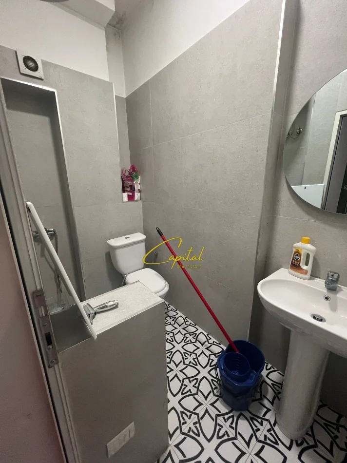 Tirane, jepet me qera apartament 1+1 Kati 1, 60 m² 500 € (RRUGA E BARRIKADAVE)