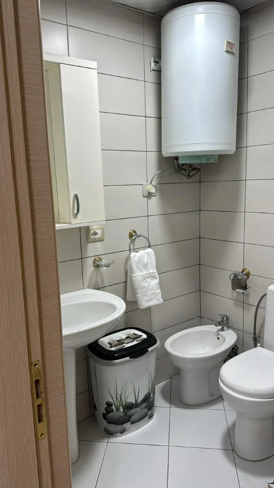 Tirane, jepet me qera apartament 2+1+Aneks+Ballkon Kati 5, 100 m² 600 € (Pallatet almak)