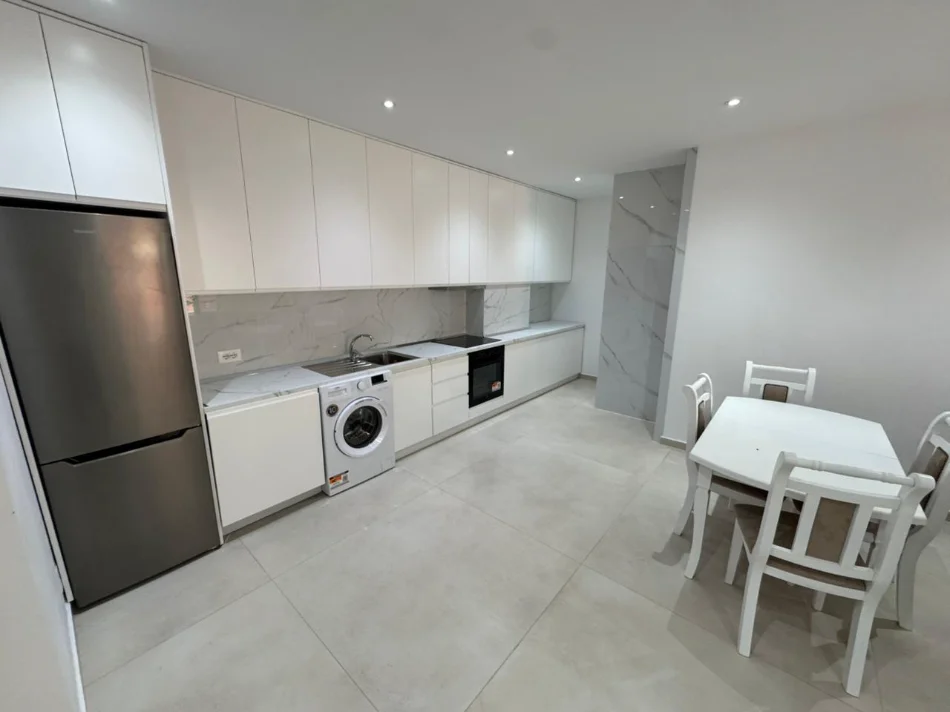 Tirane, jepet me qera apartament 2+1 Kati 5, 115 m² 850 € (21 dhjetori)