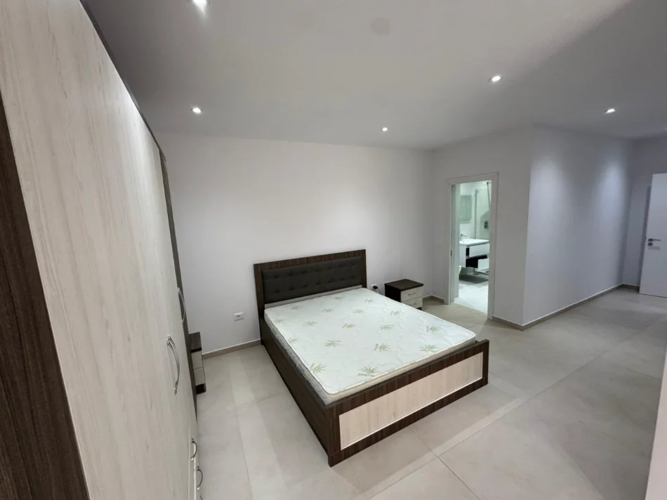 Tirane, jepet me qera apartament 2+1 Kati 5, 115 m² 850 € (21 dhjetori)