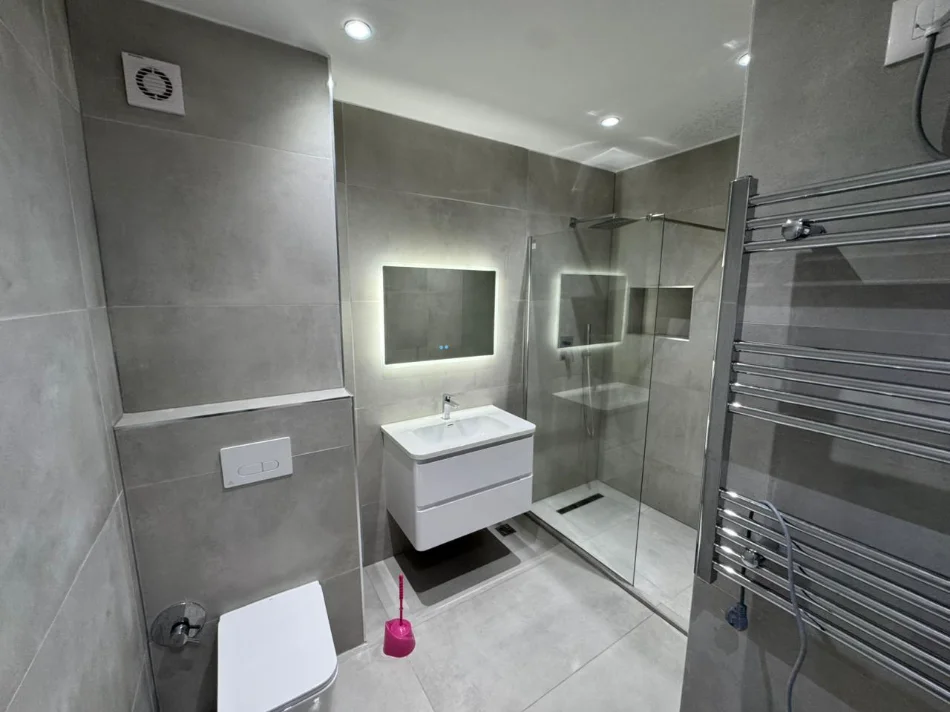 Tirane, jepet me qera apartament 2+1 Kati 5, 115 m² 850 € (21 dhjetori)