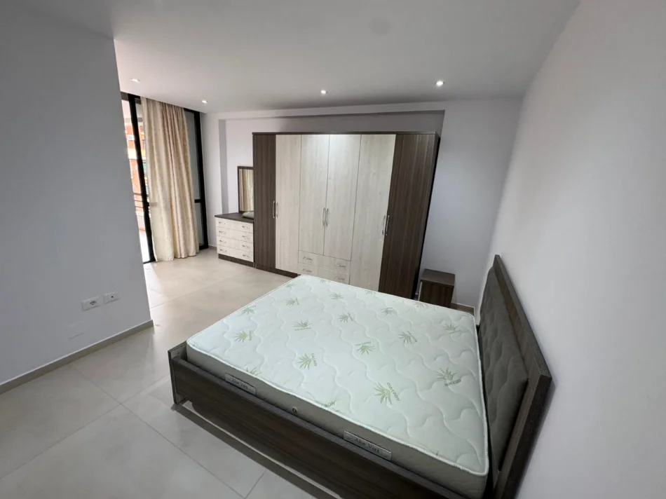 Tirane, jepet me qera apartament 2+1 Kati 5, 115 m² 850 € (21 dhjetori)