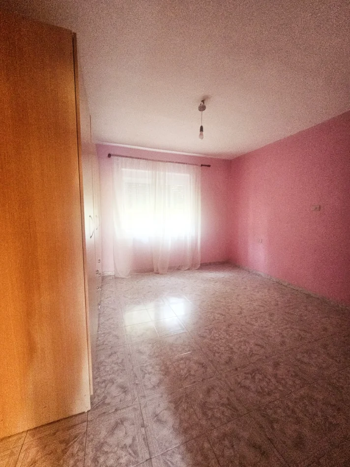Tirane, jepet me qera apartament 2+1 Kati 4, 420 € (Pazari i Ri)