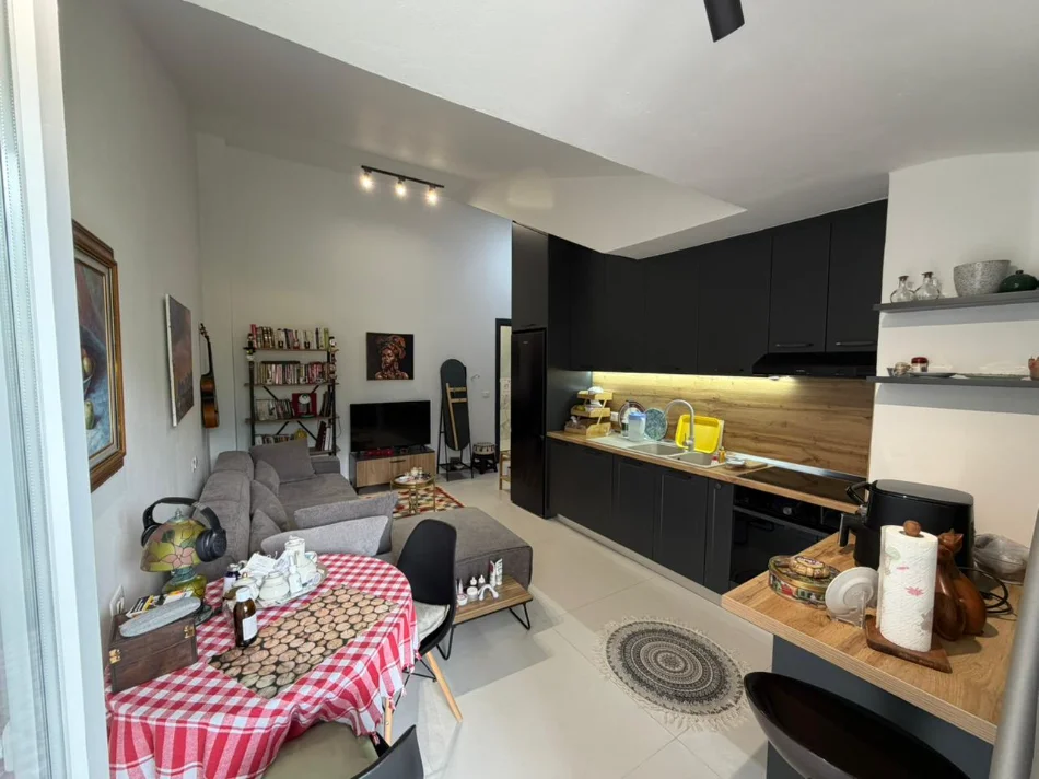 Tirane, shitet apartament 1+1 Kati 5, 55 m² 105.000 € (linze)