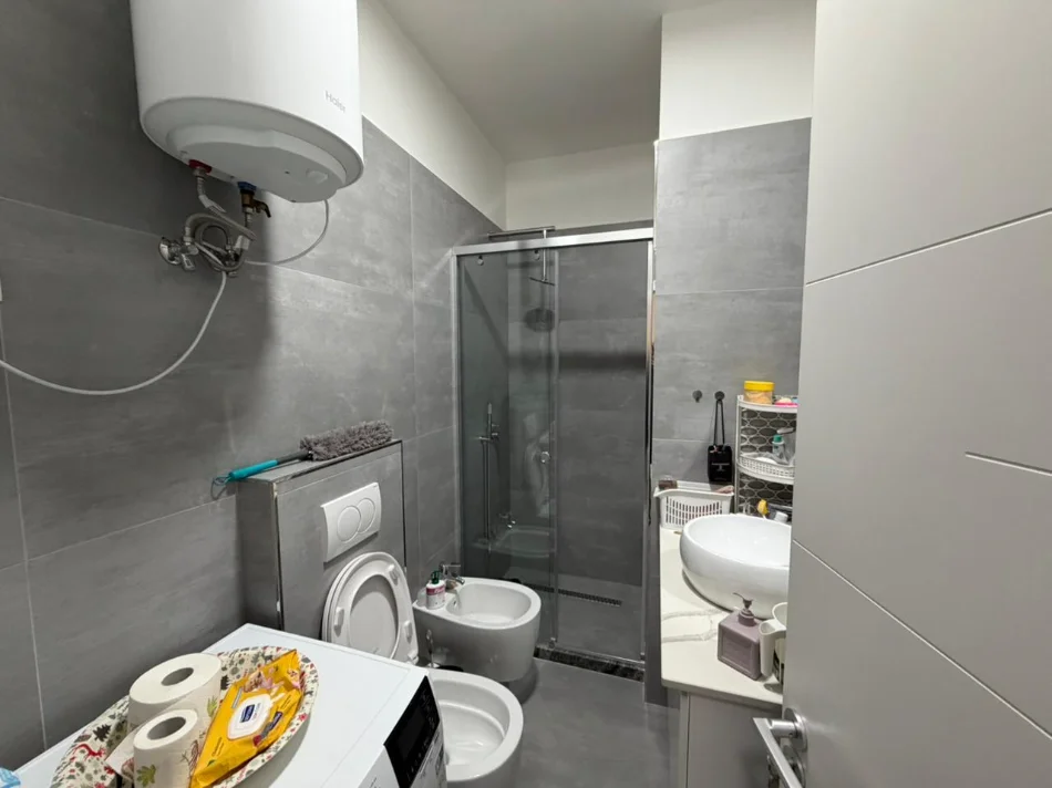 Tirane, shitet apartament 1+1 Kati 5, 55 m² 105.000 € (linze)