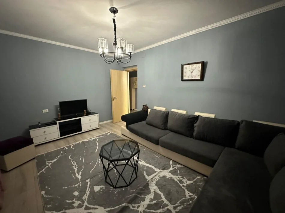 Tirane, jepet me qera apartament 2+1 Kati 2, 450 € (oxhaku)