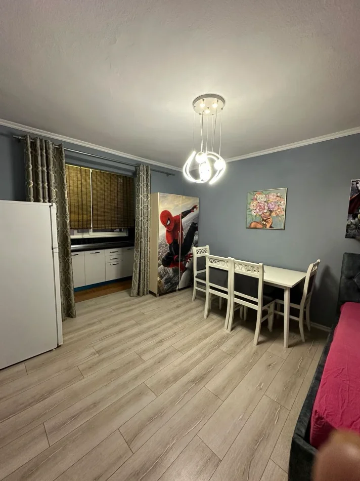 Tirane, jepet me qera apartament 2+1 Kati 2, 450 € (oxhaku)