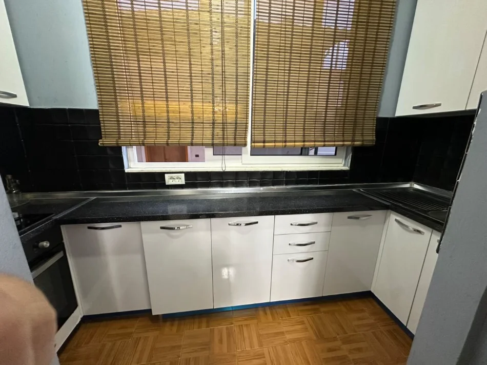 Tirane, jepet me qera apartament 2+1 Kati 2, 450 € (oxhaku)