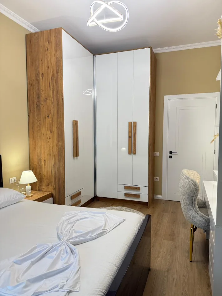 Tirane, jepet me qera apartament 1+1 , 900 € 