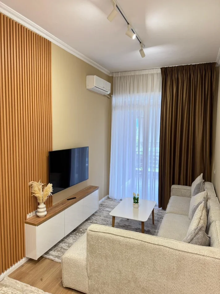 Tirane, jepet me qera apartament 1+1 , 900 € 