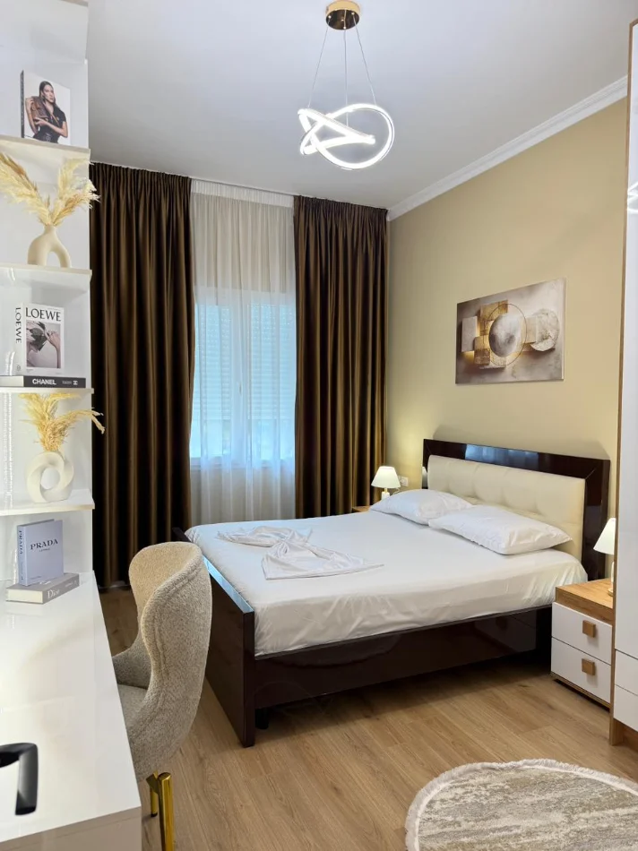 Tirane, jepet me qera apartament 1+1 , 900 € 