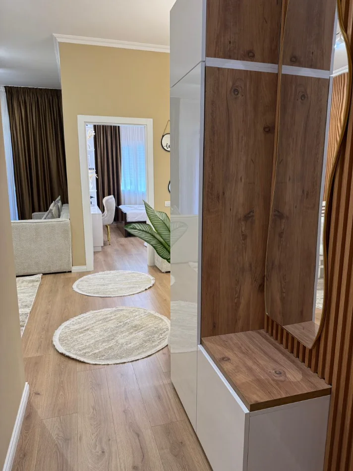 Tirane, jepet me qera apartament 1+1 , 900 € 