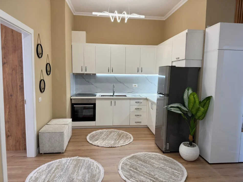 Tirane, jepet me qera apartament 1+1 , 900 € 