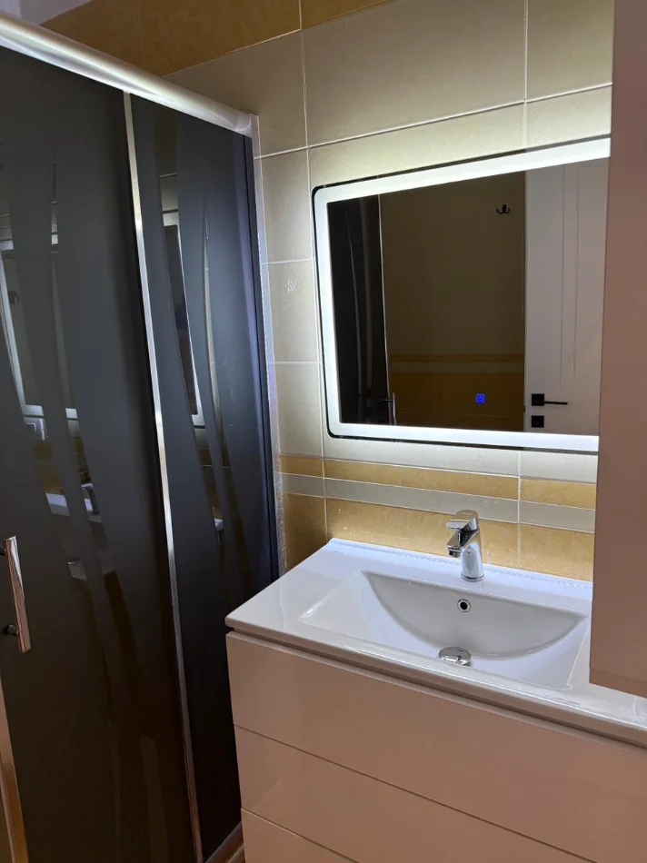 Tirane, jepet me qera apartament 1+1 , 900 € 