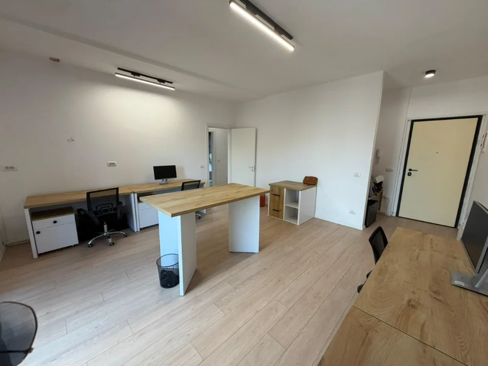 Tirane, jepet me qera ambjent biznesi Kati 7, 124 m² 1.000 € (21 dhjetori)