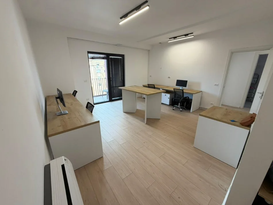 Tirane, jepet me qera ambjent biznesi Kati 7, 124 m² 1.000 € (21 dhjetori)