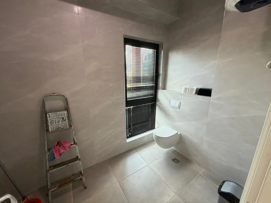 Tirane, jepet me qera ambjent biznesi Kati 7, 124 m² 1.000 € (21 dhjetori)