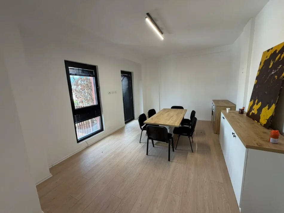 Tirane, jepet me qera ambjent biznesi Kati 7, 124 m² 1.000 € (21 dhjetori)