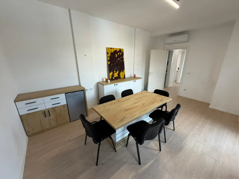 Tirane, jepet me qera ambjent biznesi Kati 7, 124 m² 1.000 € (21 dhjetori)