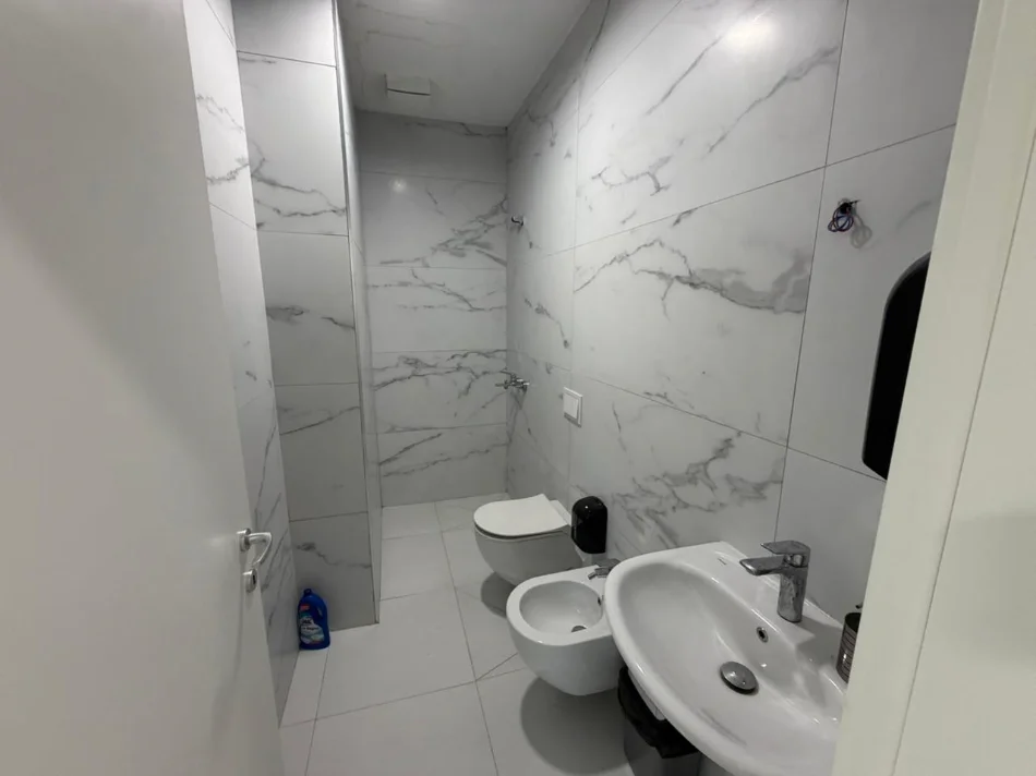 Tirane, jepet me qera ambjent biznesi Kati 7, 124 m² 1.000 € (21 dhjetori)