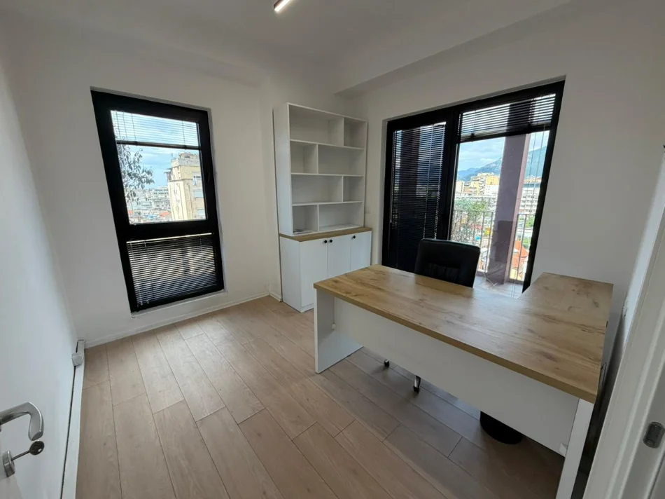 Tirane, jepet me qera ambjent biznesi Kati 7, 124 m² 1.000 € (21 dhjetori)