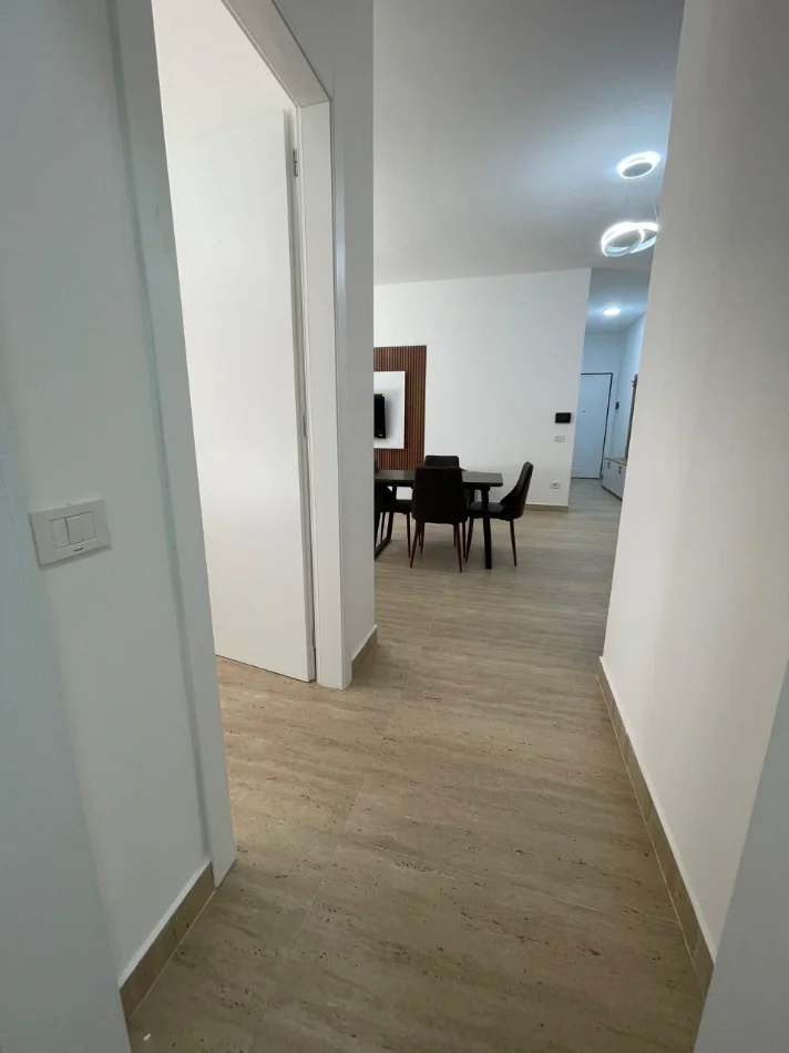Tirane, jepet me qera apartament 1+1+Ballkon Kati 4, 70 m² 900 € (Kompleksi Delijorgji)