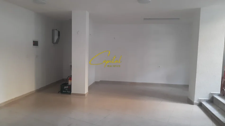 Tirane, jepet me qera ambjent biznesi Kati 0, 65 m² 650 € (ALI DEMI)
