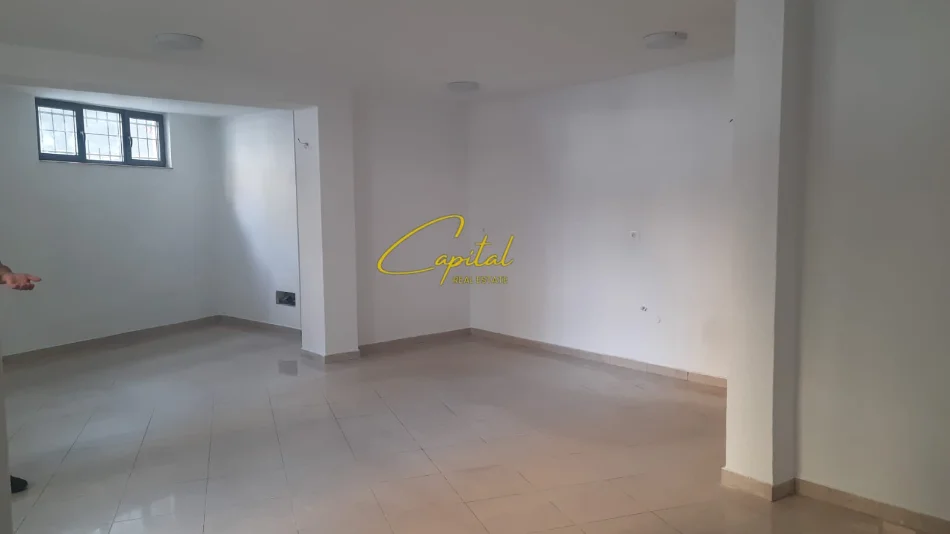 Tirane, jepet me qera ambjent biznesi Kati 0, 65 m² 650 € (ALI DEMI)