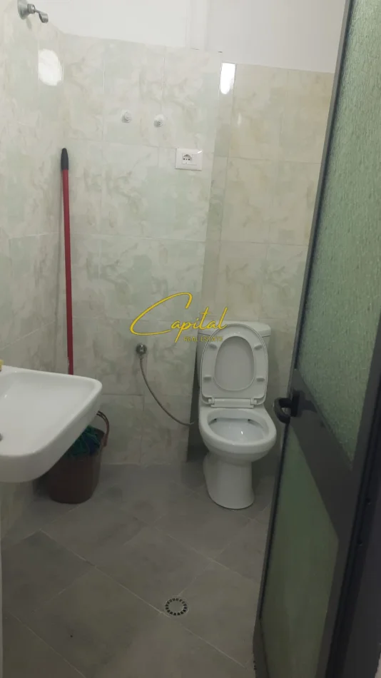 Tirane, jepet me qera ambjent biznesi Kati 0, 65 m² 650 € (ALI DEMI)
