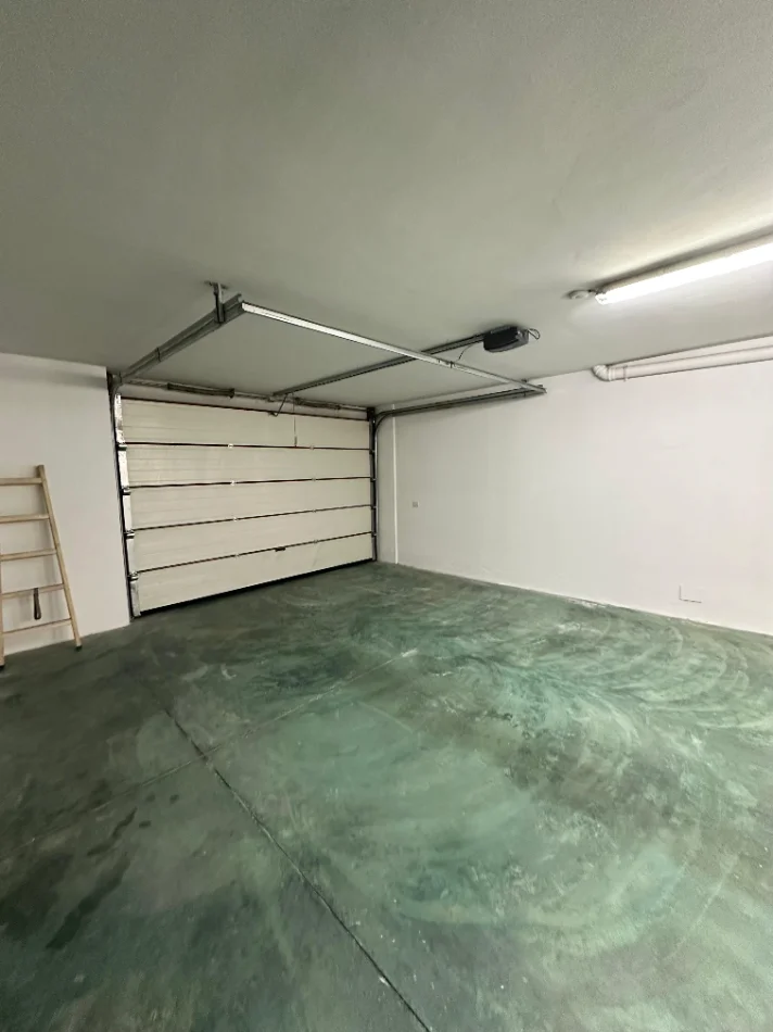 Tirane, jepet me qera Vile Vile 3 Katshe Kati 4, 370 m² 2.500 € (White House, TEG)