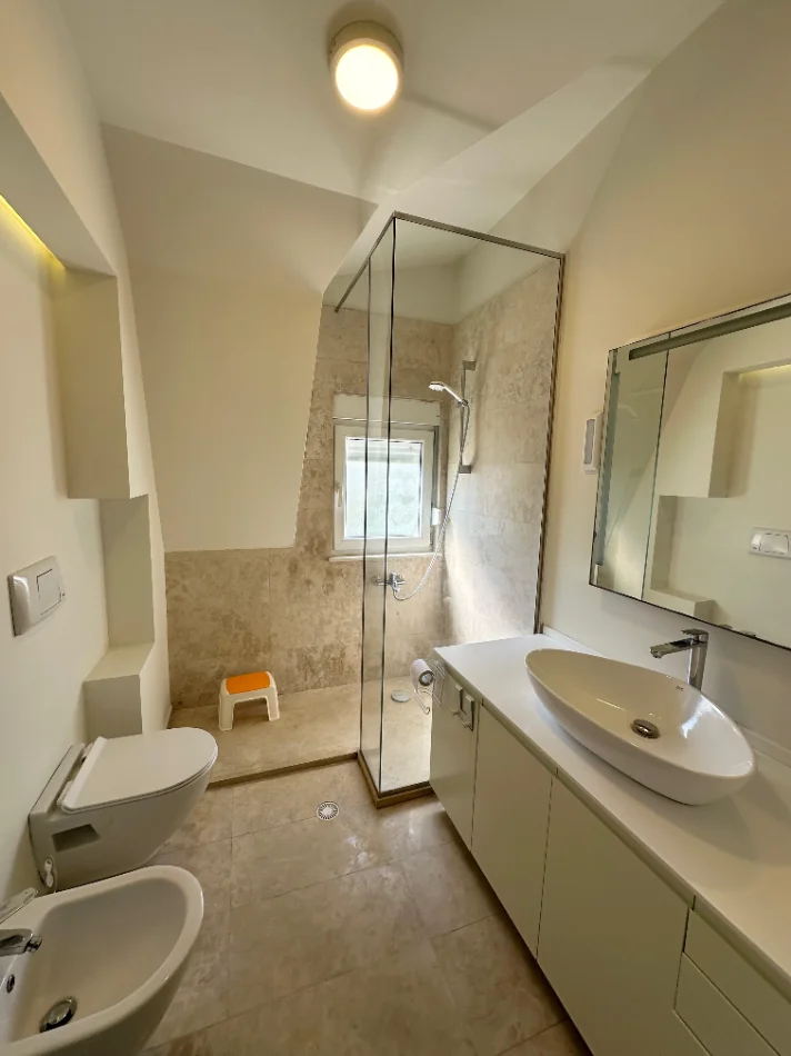 Tirane, jepet me qera Vile Vile 3 Katshe Kati 4, 370 m² 2.500 € (White House, TEG)