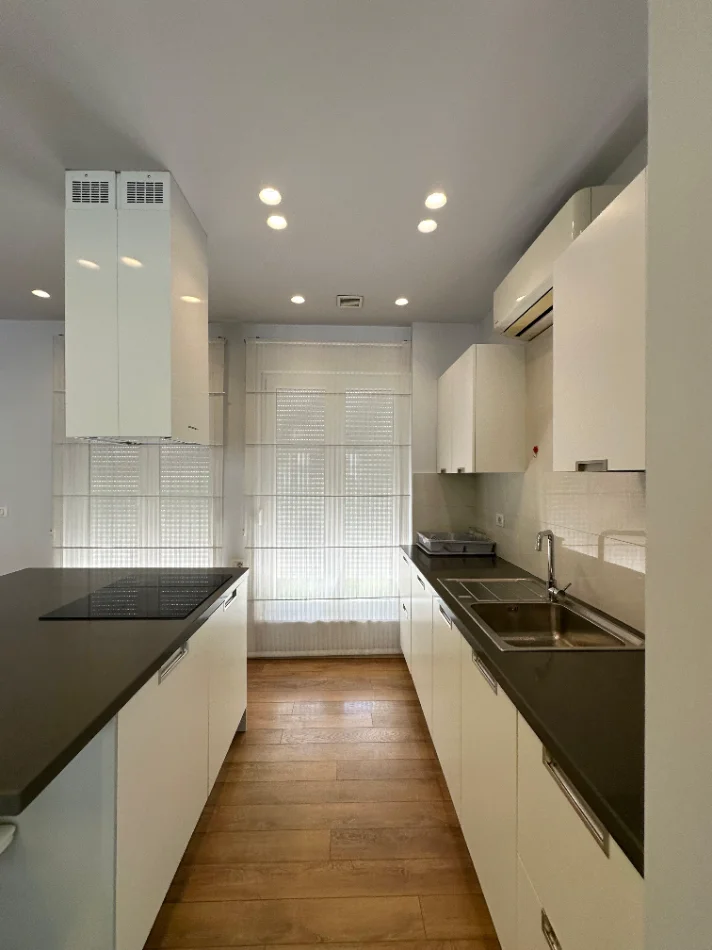 Tirane, jepet me qera Vile Vile 3 Katshe Kati 4, 370 m² 2.500 € (White House, TEG)