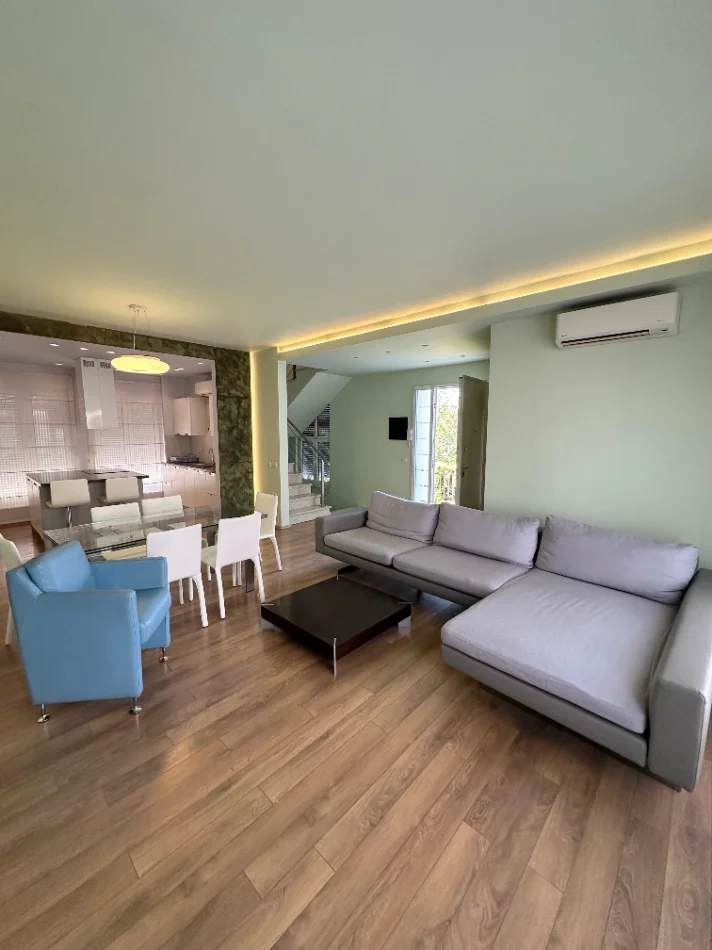 Tirane, jepet me qera Vile Vile 3 Katshe Kati 4, 370 m² 2.500 € (White House, TEG)
