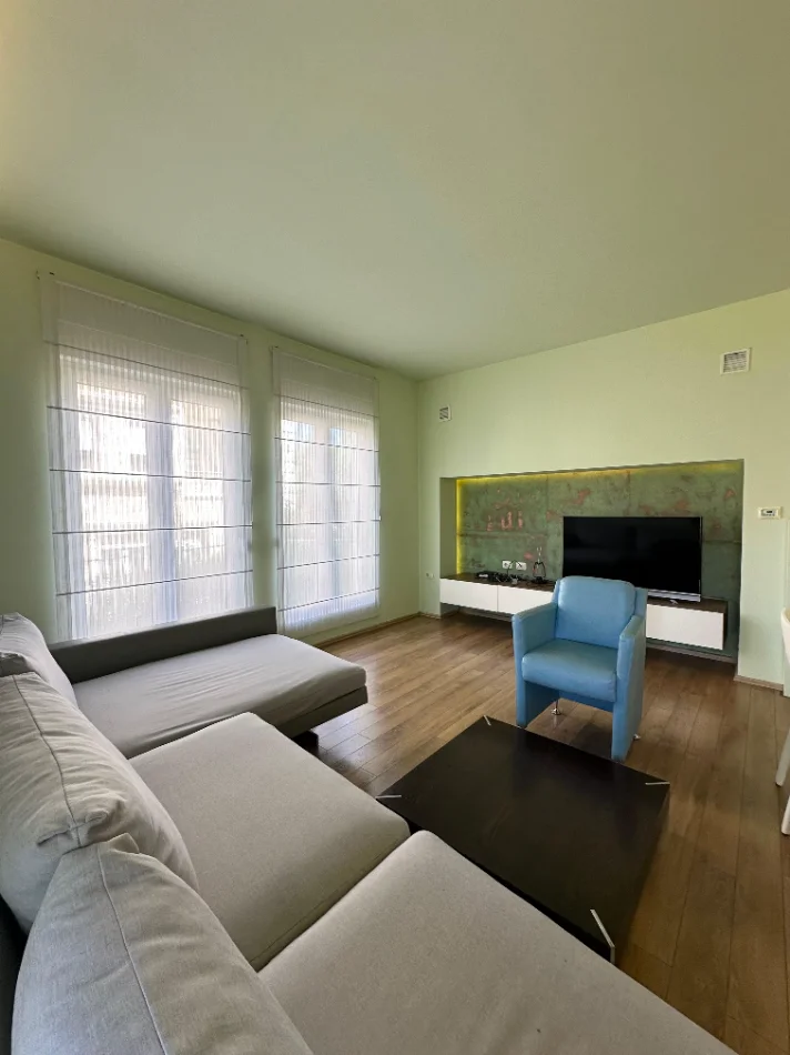 Tirane, jepet me qera Vile Vile 3 Katshe Kati 4, 370 m² 2.500 € (White House, TEG)
