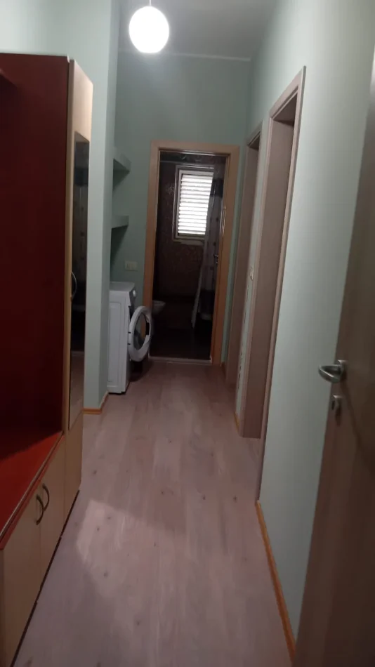 Tirane, jepet me qera apartament 2+1 Kati 1, (shkoze)