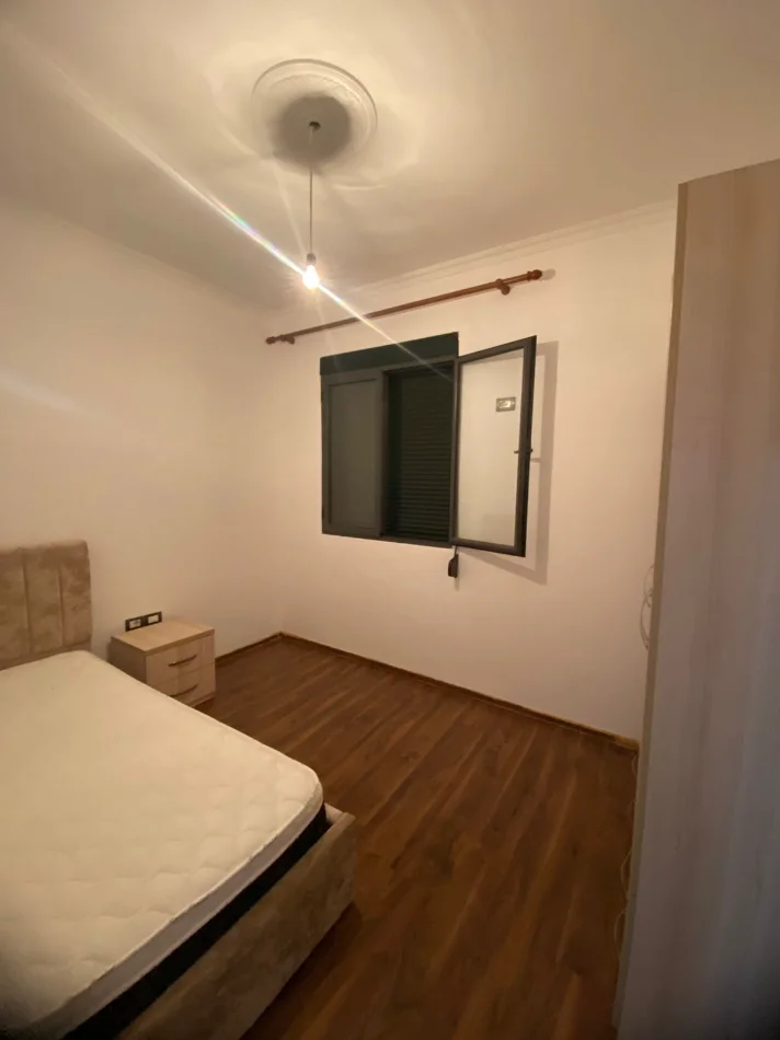 Tirane, jepet me qera 2+1 Kati 1, 120 m² 470 € 