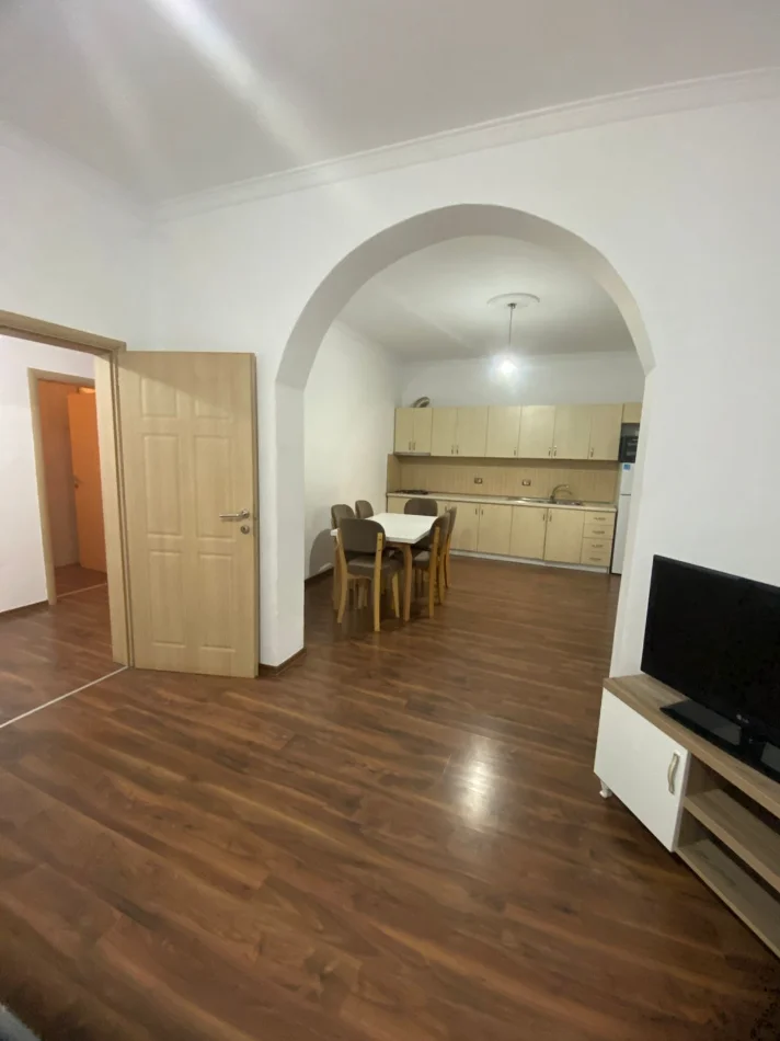 Tirane, jepet me qera 2+1 Kati 1, 120 m² 470 € 