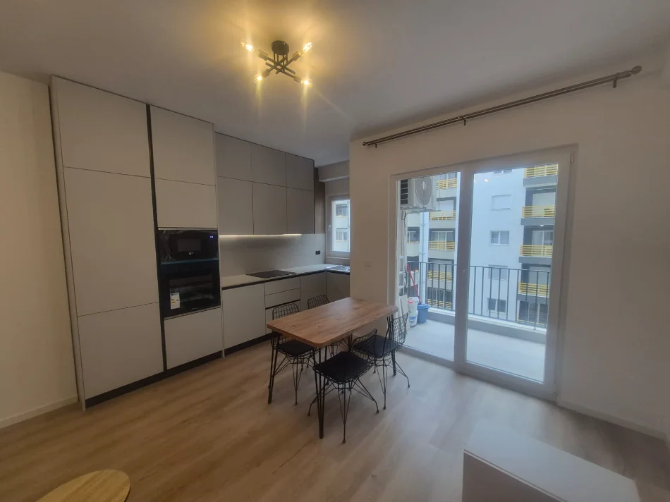 Tirane, jepet me qera apartament 1+1 Kati 4, 550 € (Laprake)