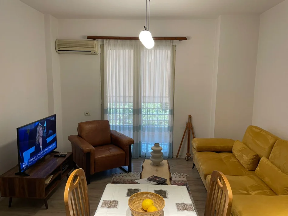 Tirane, jepet me qera apartament 1+1 Kati 3, 65 m² 650 € (Selvia)