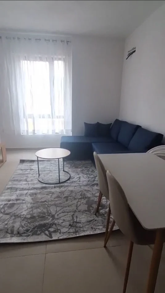 Jepet me Qera Apartament 1+1 te Zona e 5 Maji, i mobiluar totalisht ,  450 MIJE LEKE