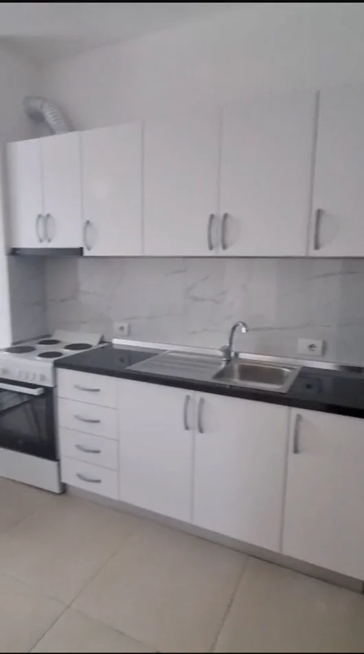 Jepet me Qera Apartament 1+1 te Zona e 5 Maji, i mobiluar totalisht ,  450 MIJE LEKE