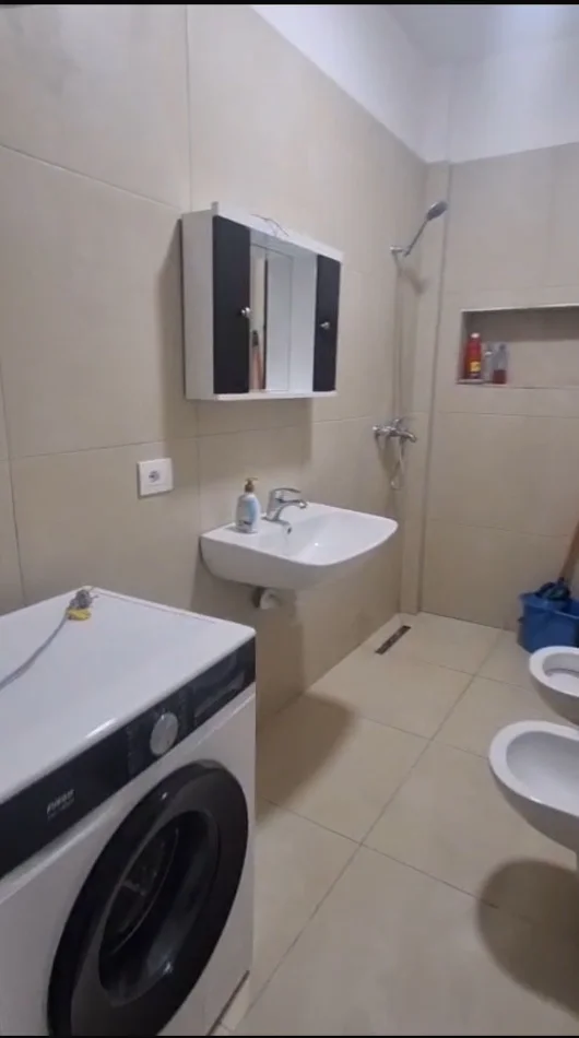 Jepet me Qera Apartament 1+1 te Zona e 5 Maji, i mobiluar totalisht ,  450 MIJE LEKE