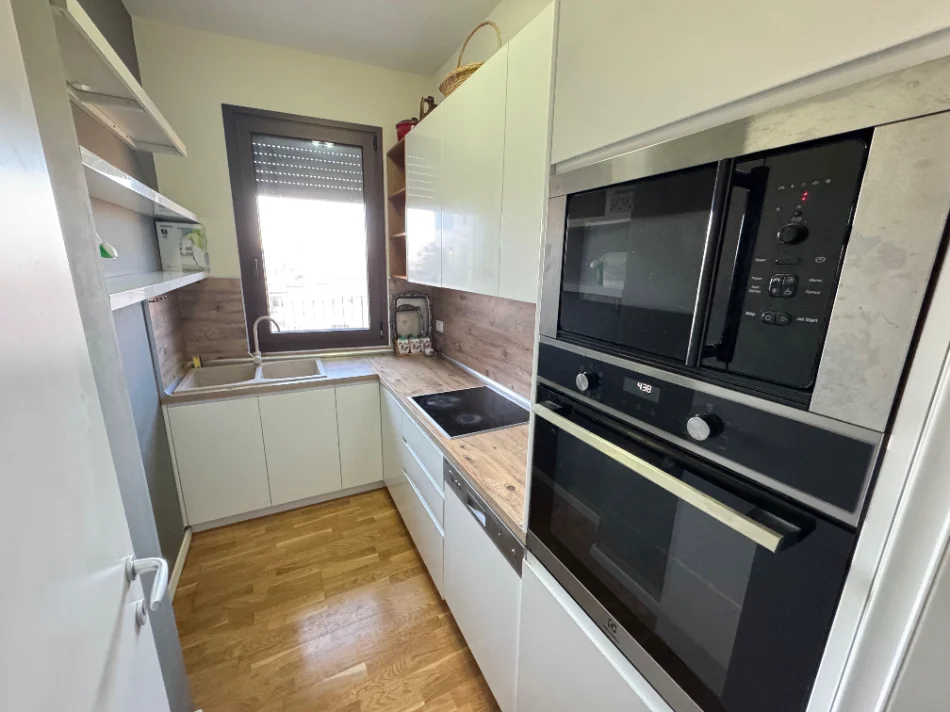 Tirane, jepet me qera apartament 1+1 Kati 5, 700 € (RRUGA E BARRIKADAVE)