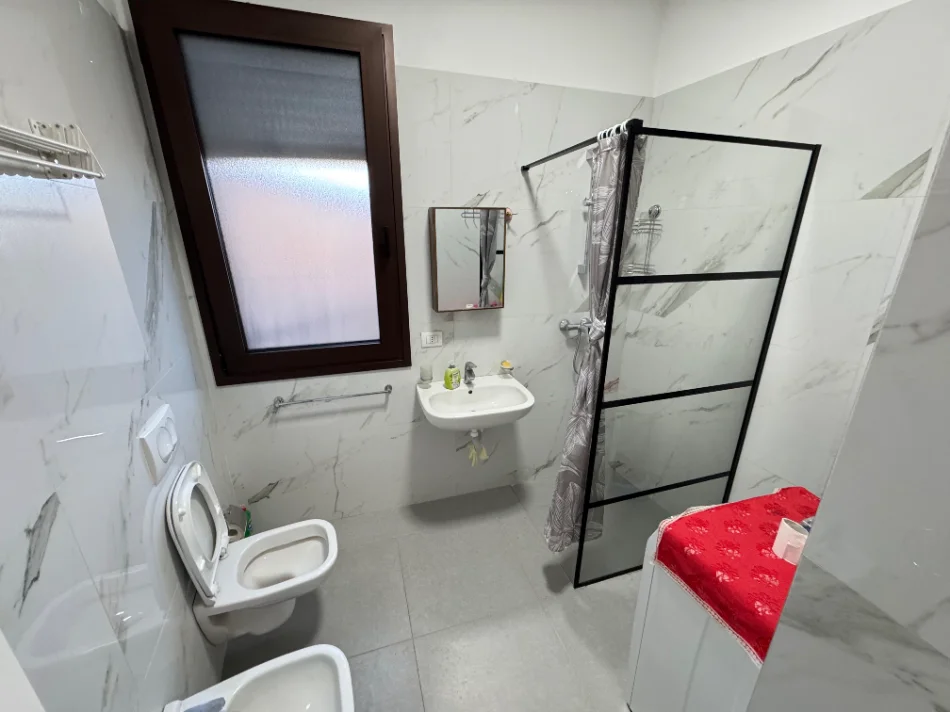 Tirane, jepet me qera apartament 1+1 Kati 5, 700 € (RRUGA E BARRIKADAVE)