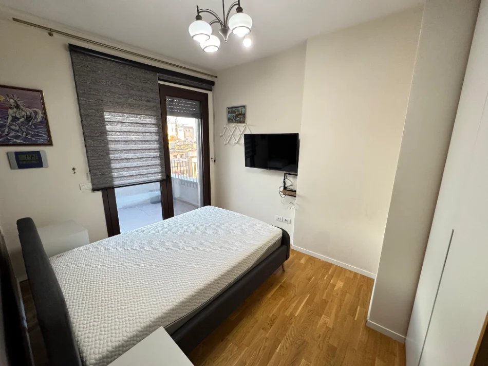 Tirane, jepet me qera apartament 1+1 Kati 5, 700 € (RRUGA E BARRIKADAVE)